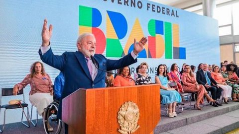 Lula anuncia programa para distribuição de absorventes pelo SUS