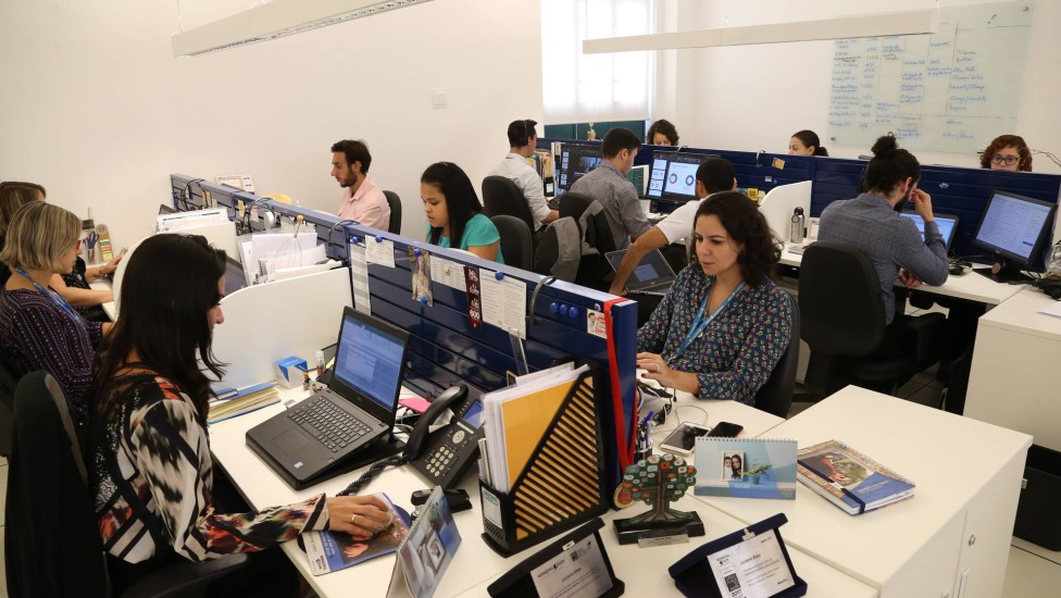 Brasil gera 180 mil empregos com carteira assinada em abril