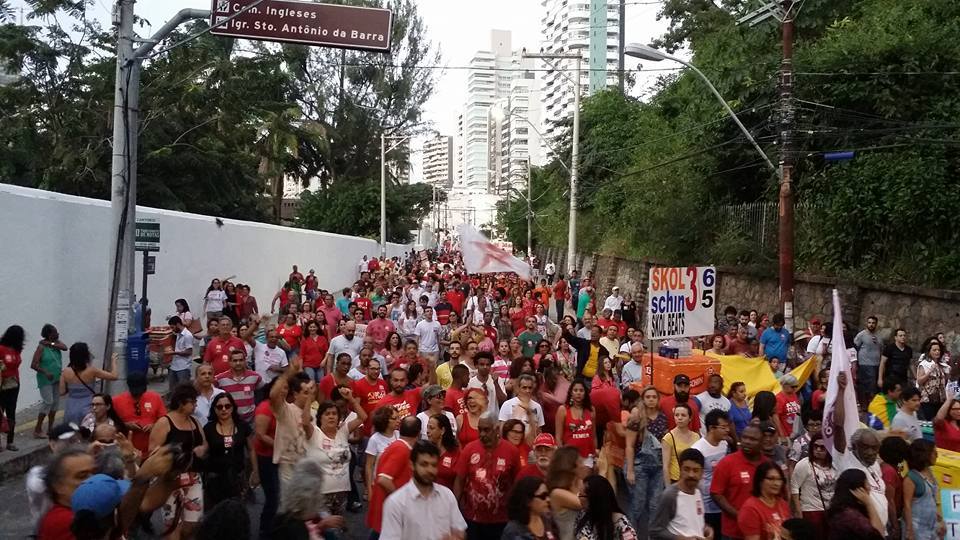 Milhares pedem a volta da presidente Dilma Roussef.